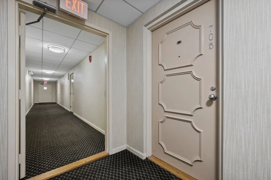 295 Lynn Shore Dr, Diamond District