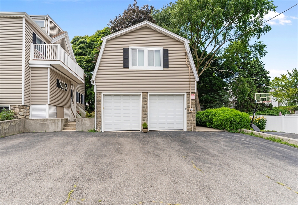 8 Ballard St, Saugus