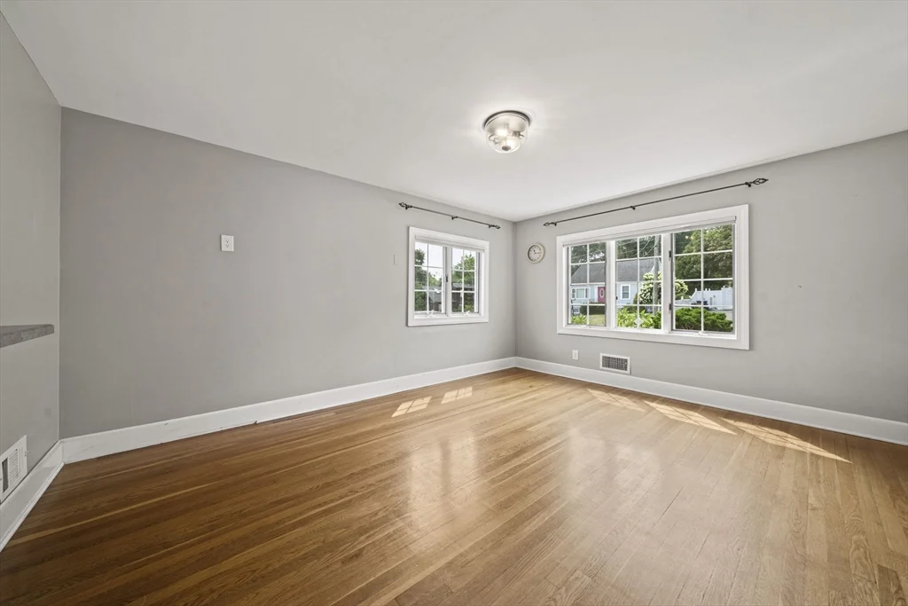 28 Hillside Ave, Stoneham