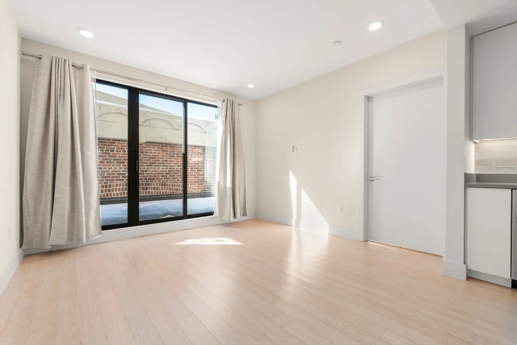 121 Portland St, West End