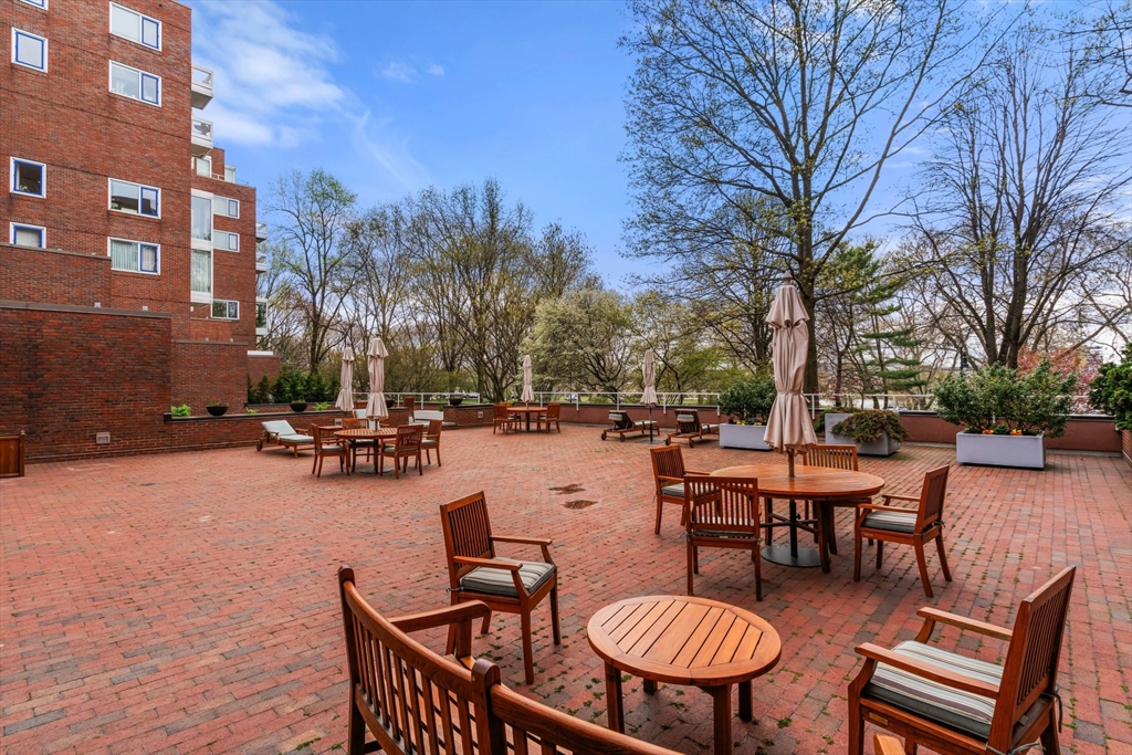 975 Memorial Dr, Harvard Square