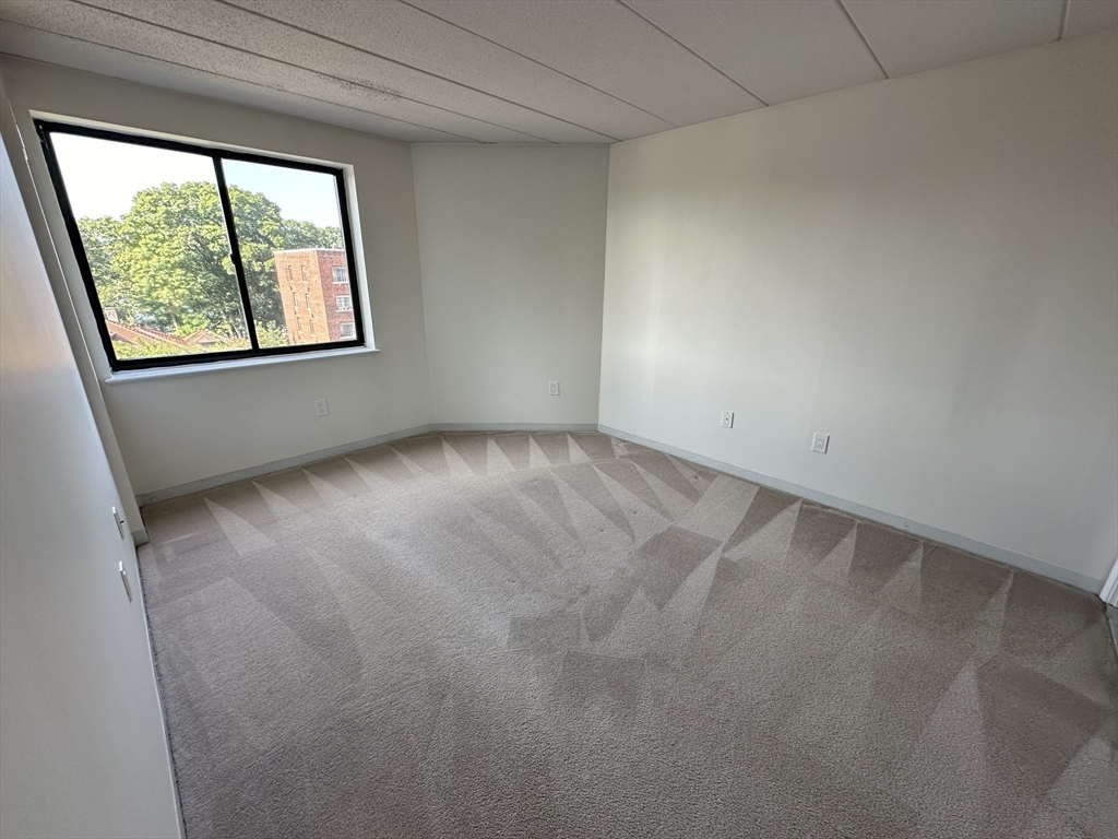 1933 Commonwealth Ave, Brighton