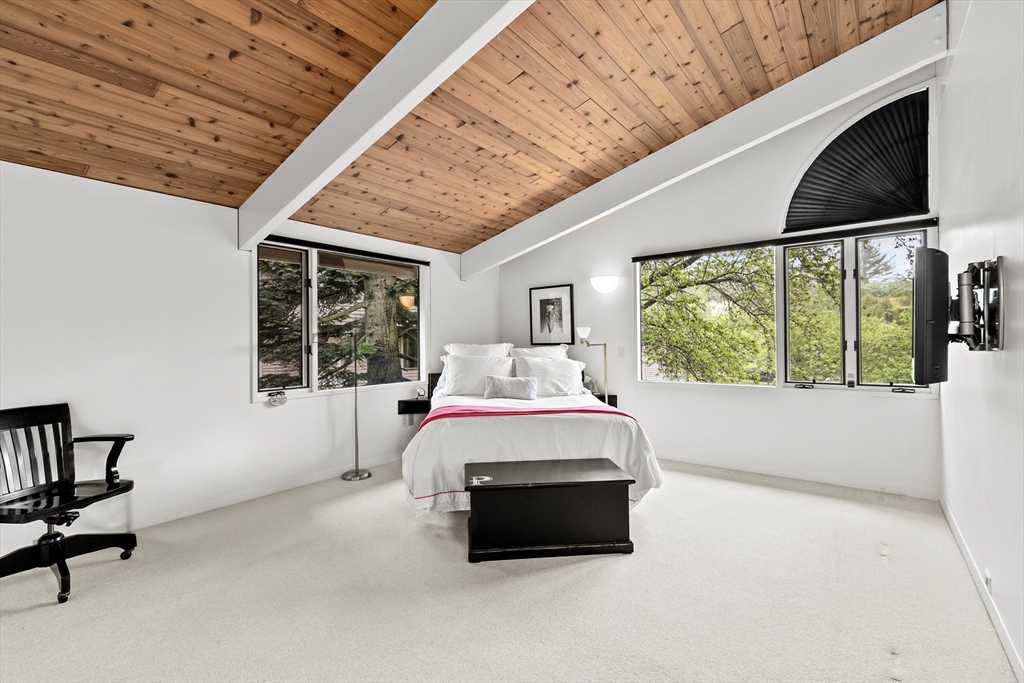 25 Laurus Ln, Newton