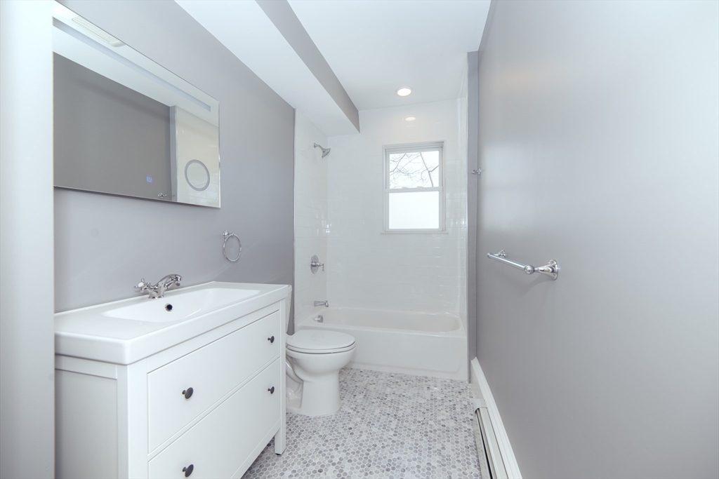 10 Duffley Ct, Chestnut Hill