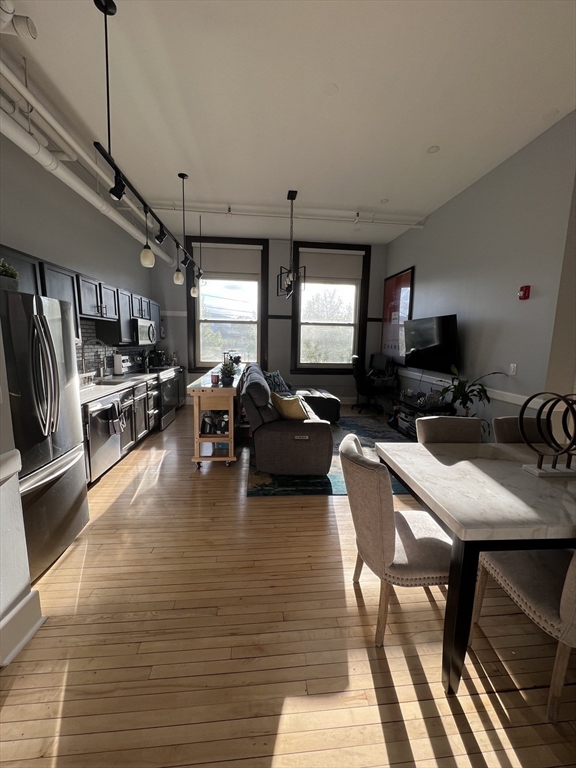 948 Main St, Waltham