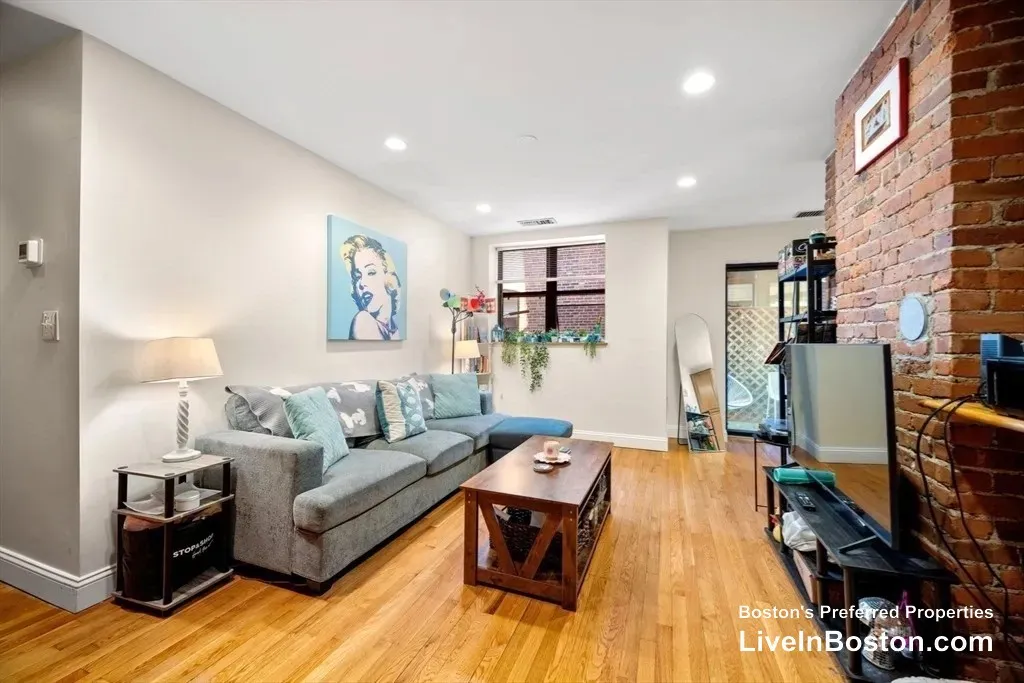 95 Gainsborough St, Fenway