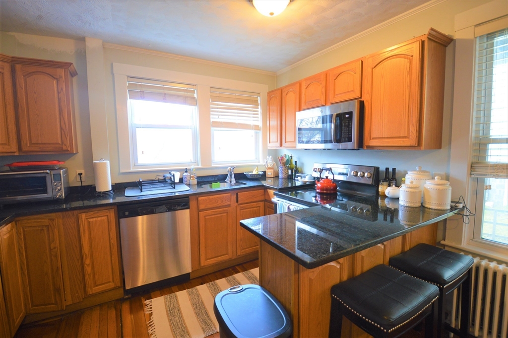 14 Breck Ave, Oak Square