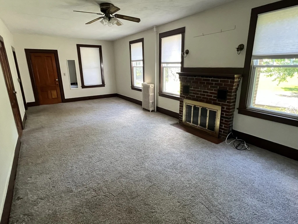 986 South East St, Amherst