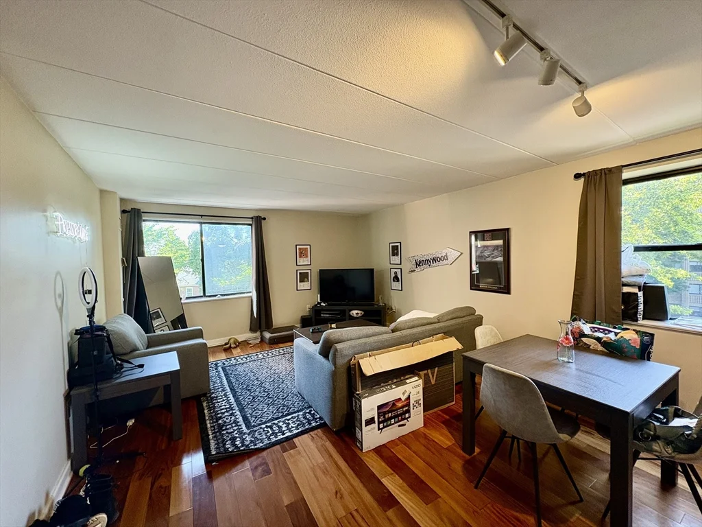 1933 Commonwealth Ave, Brighton