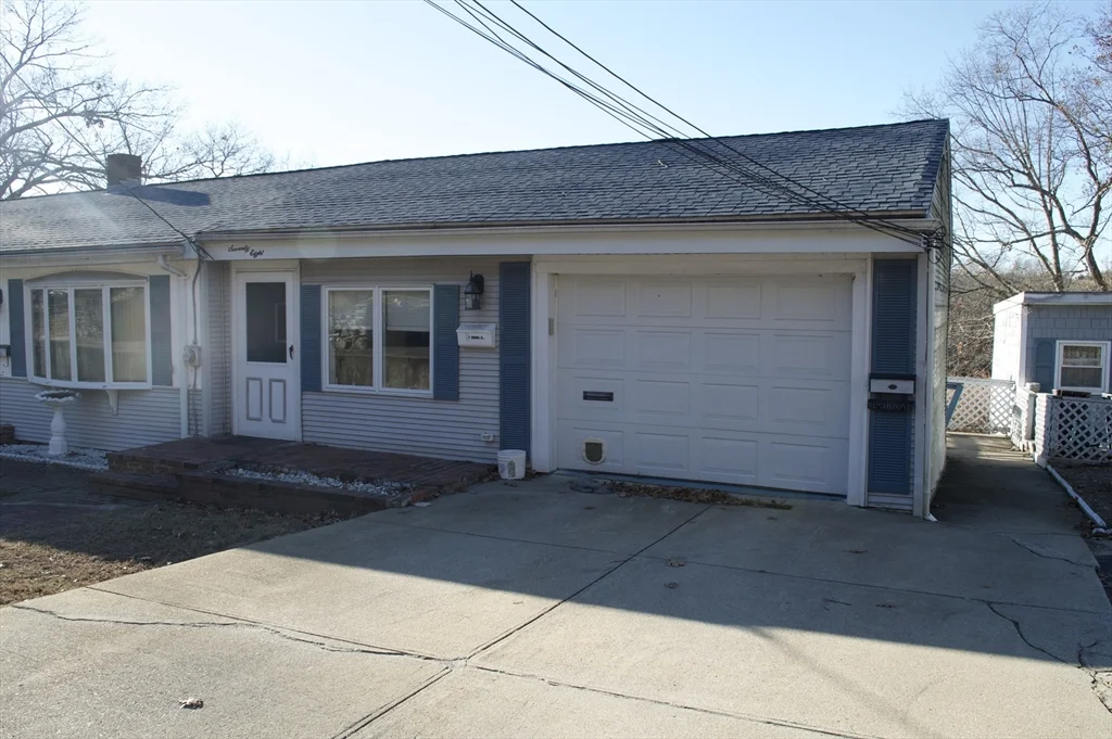78 Edgewater Dr, Blackstone