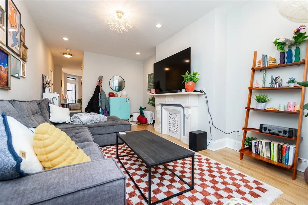 209 W Newton, Back Bay