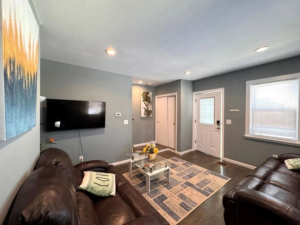 60 Cedar St, Waltham