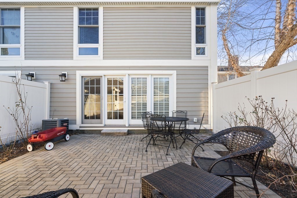 11 Oak St, Wellesley