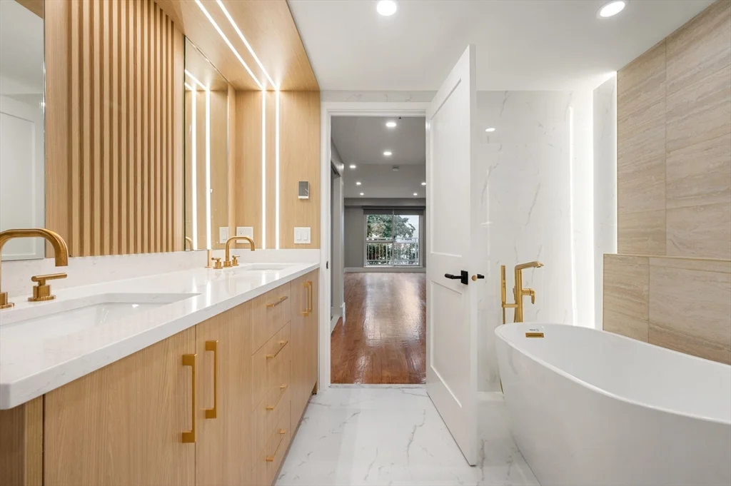 75-83 Cambridge Pkwa, Cambridgeport