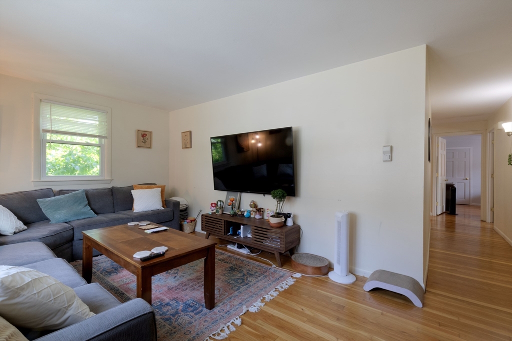 89 Brayton Rd, Oak Square