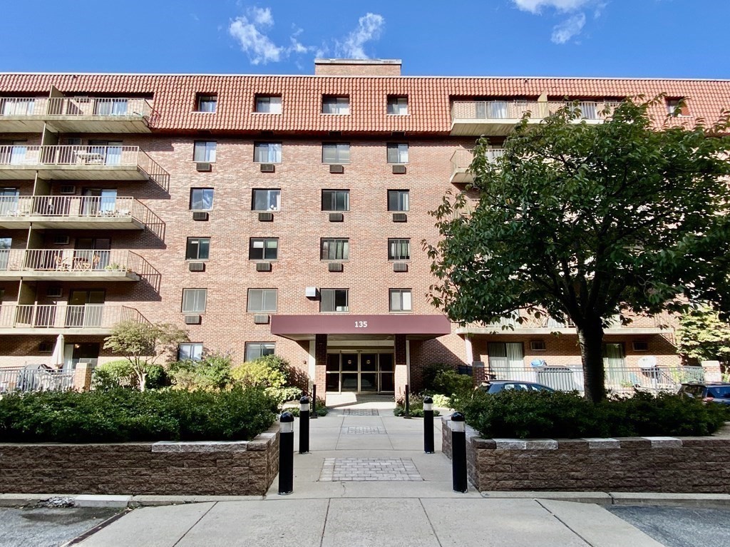 135 Pleasant St, North Brookline