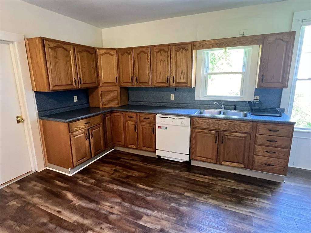 986 South East St, Amherst