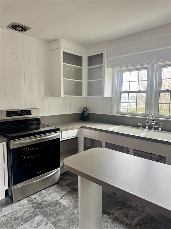 672 W Rodney French Blvd, Far North