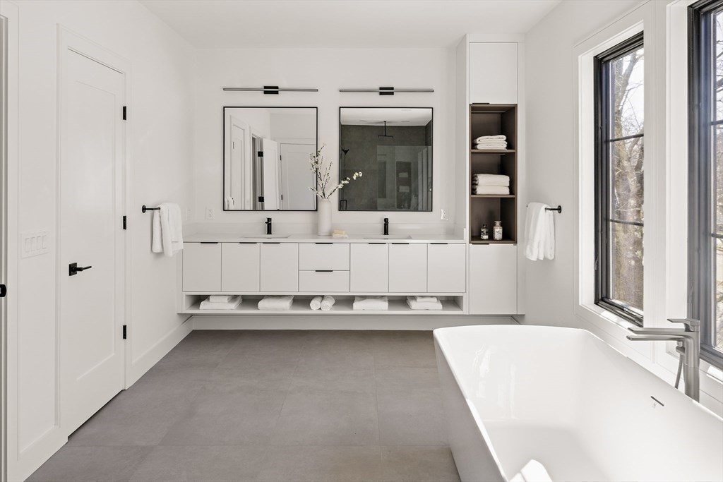 71 Harwich Rd, Chestnut Hill