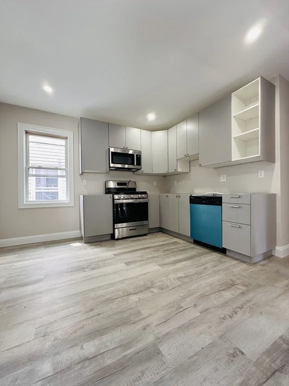 8 Wave Ave, Dorchester