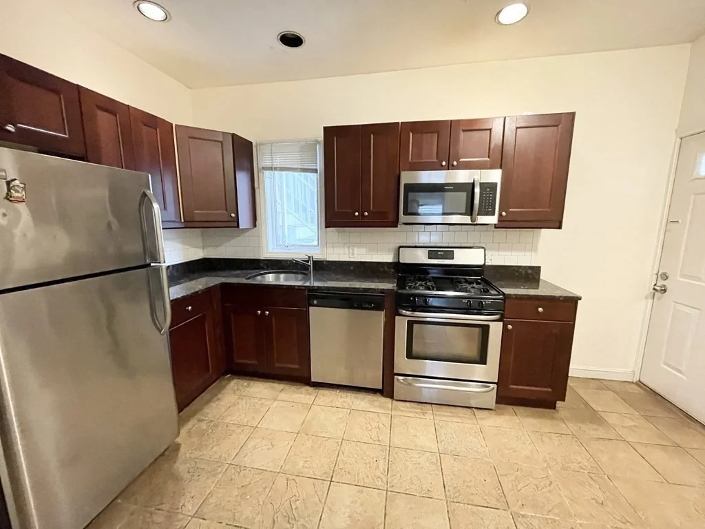 7 Iroquois, Mission Hill