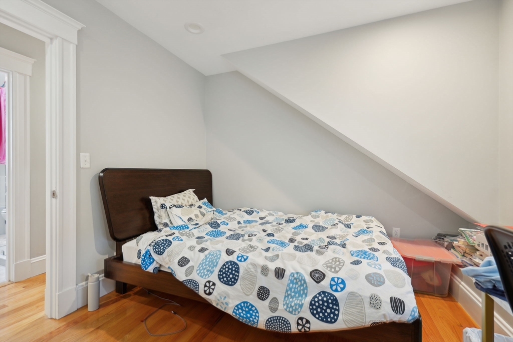 18 Hamilton Rd, Somerville