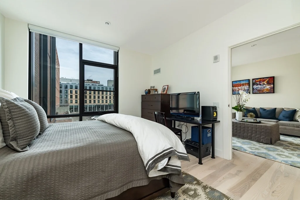 32 Traveler St, South End