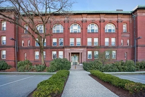 64 Forest St, Medford