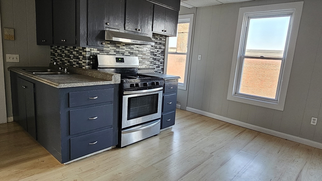 285 Hamlet St, Fall River