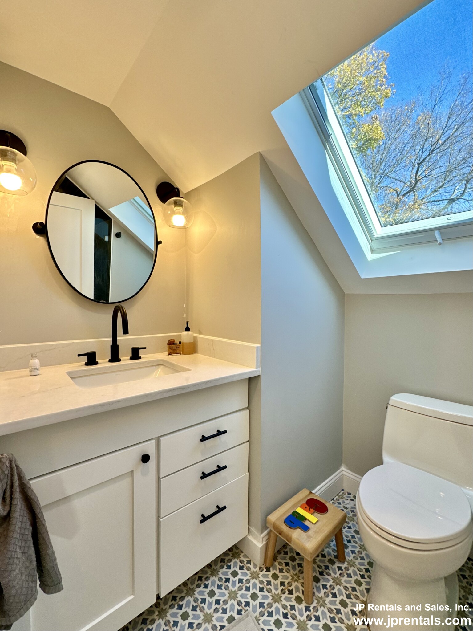 4 bed, 2 bath apartment for rent at 22 Sedgwick St Unit 2, Jamaica Plain — photo 15 of 26