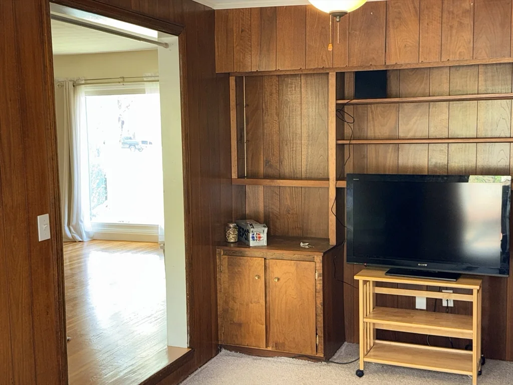 28 Robinhood Rd, Natick