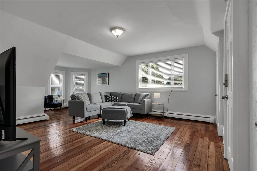 553 Main St, Medford