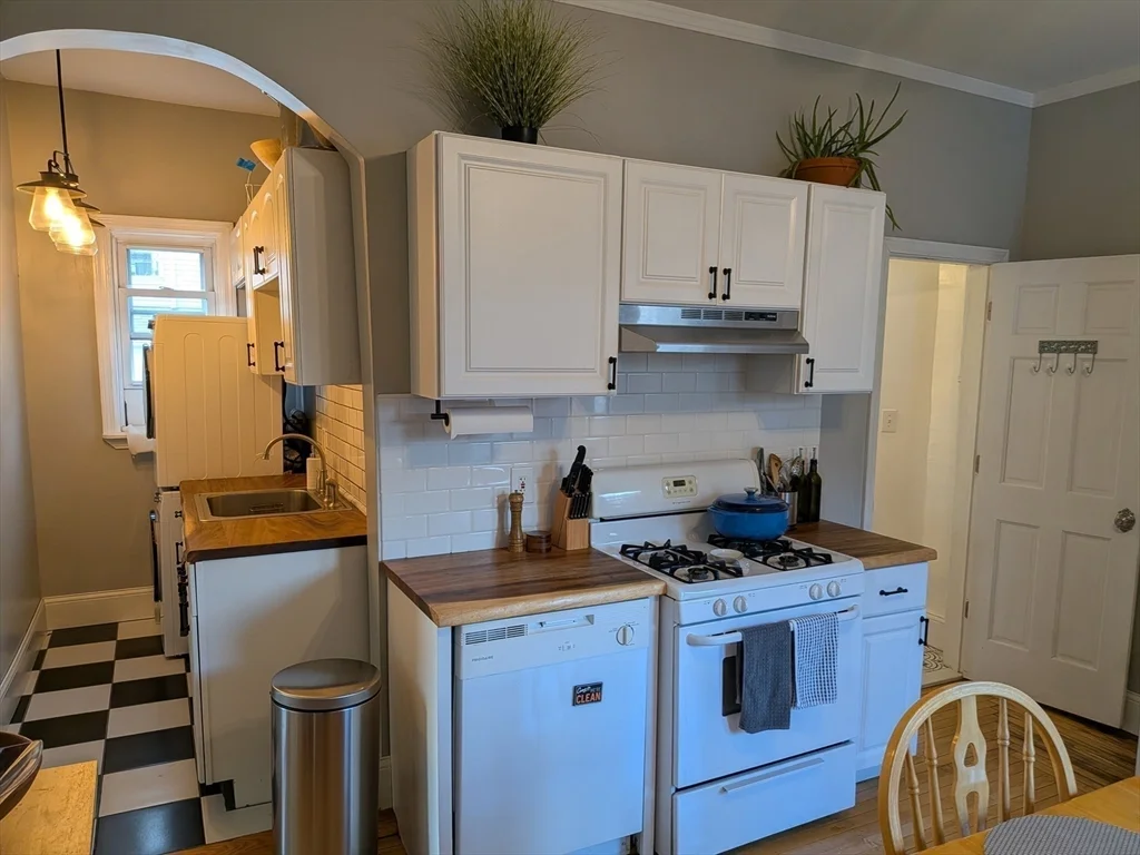 82 Gladstone St, East Boston