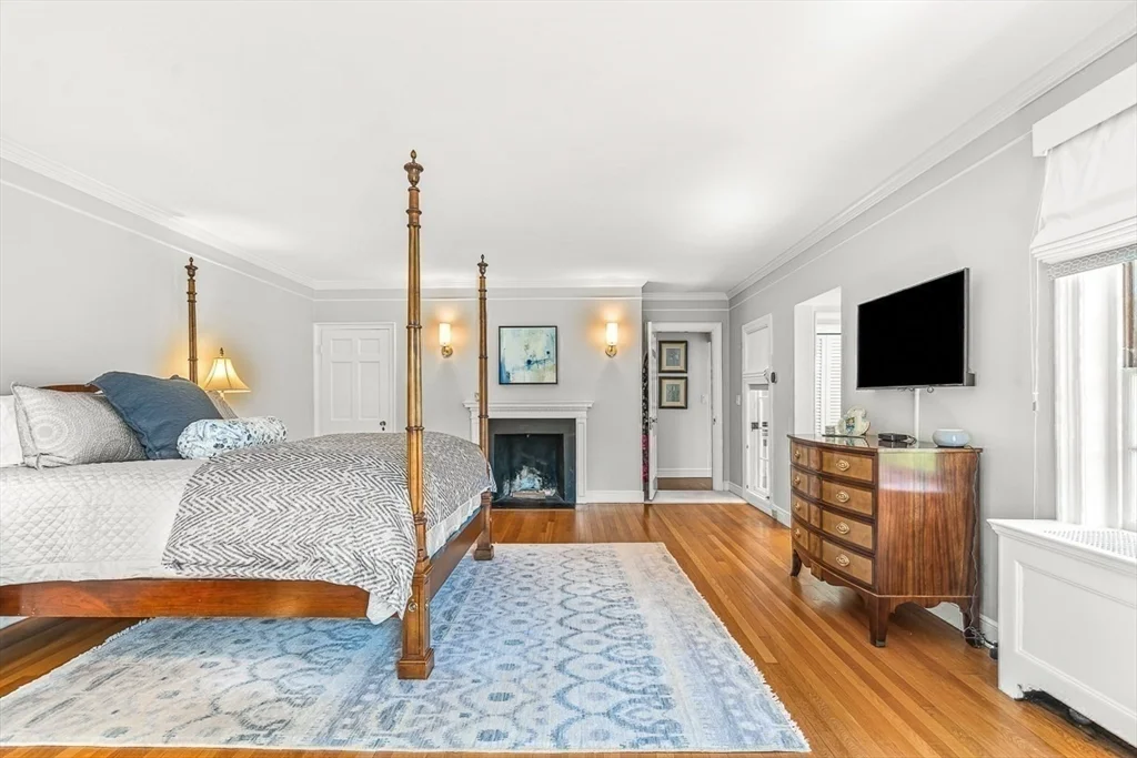 2 Phillips Pond Rd, Natick