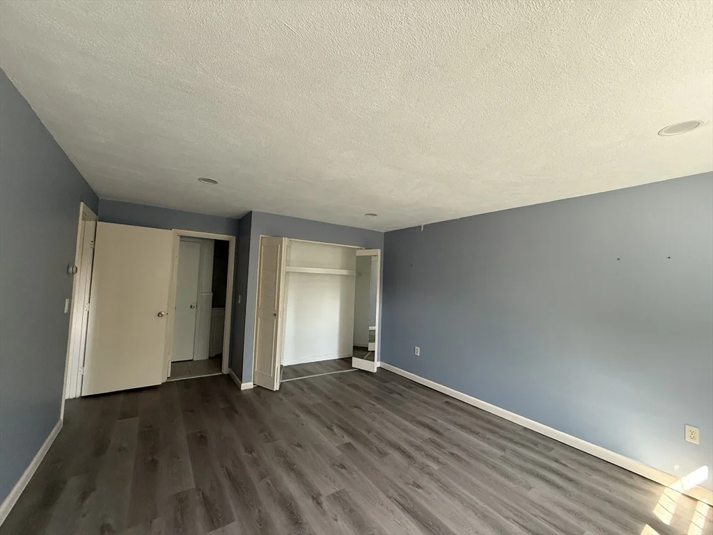 12 Williamsburg Ct, Shrewsbury