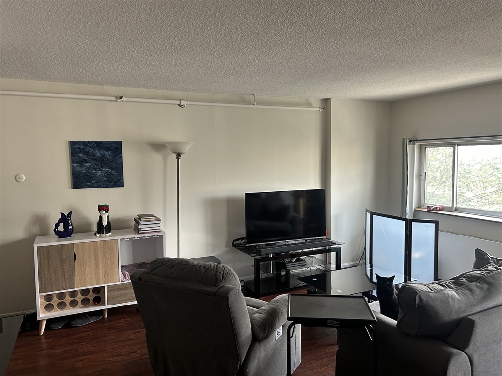 872 Massachusetts Ave, Riverside