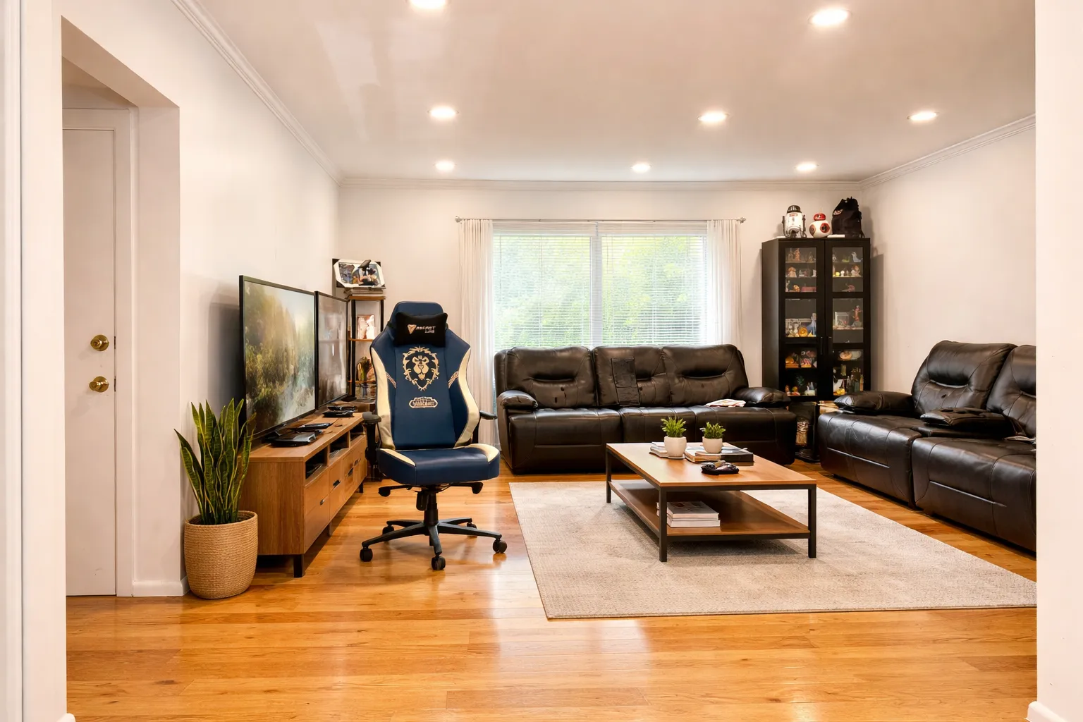 166 Lake Shore Rd, Oak Square