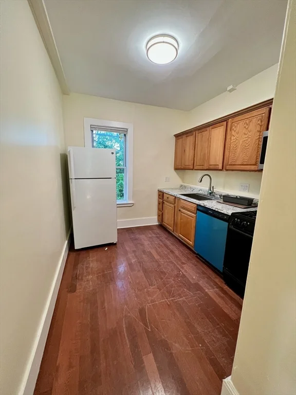 22 Anita Ter, Roxbury