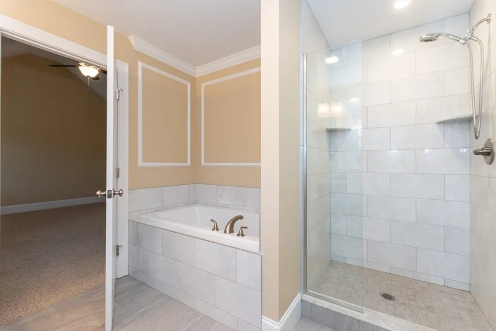 15 Hialeah Ln, Framingham