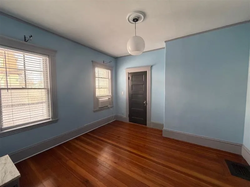 27 Gilman Ter, Winter Hill