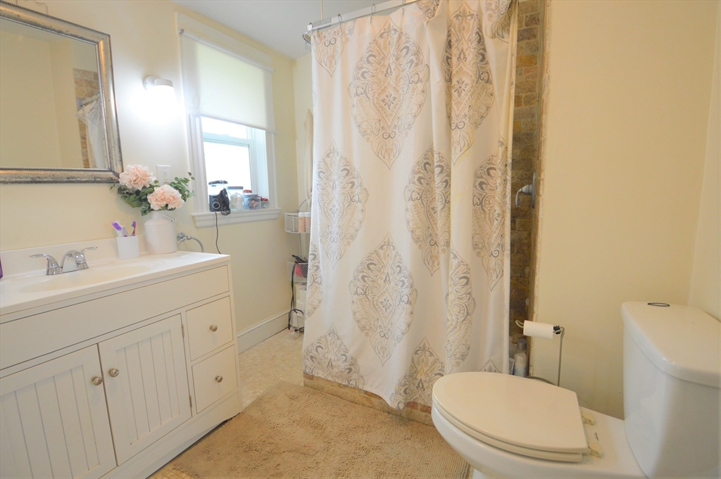 14 Breck Ave, Oak Square