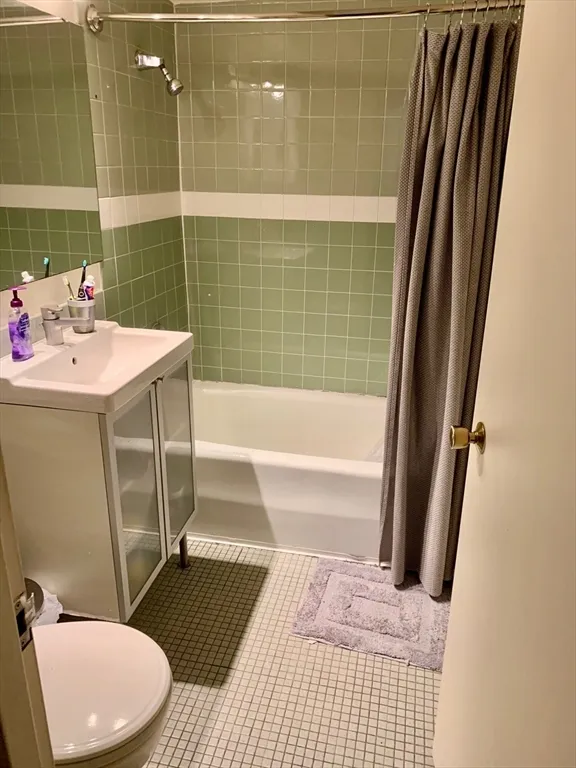 566 Commonwealth Ave, Fenway