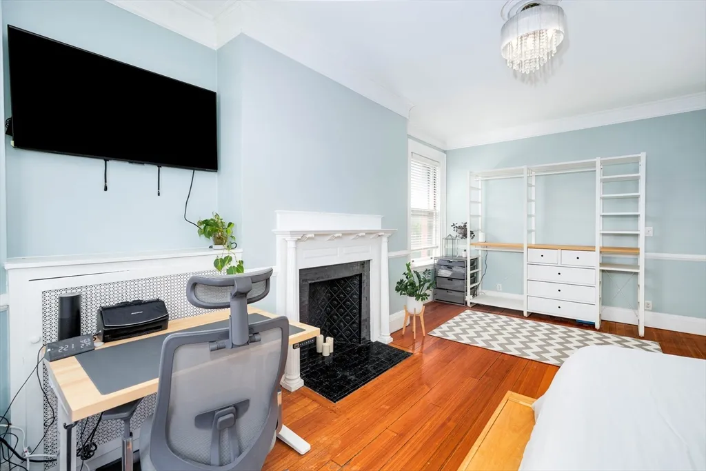 1064 Beacon St, Longwood