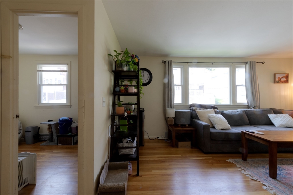 89 Brayton Rd, Oak Square