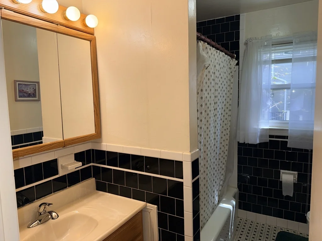 28 Robinhood Rd, Natick