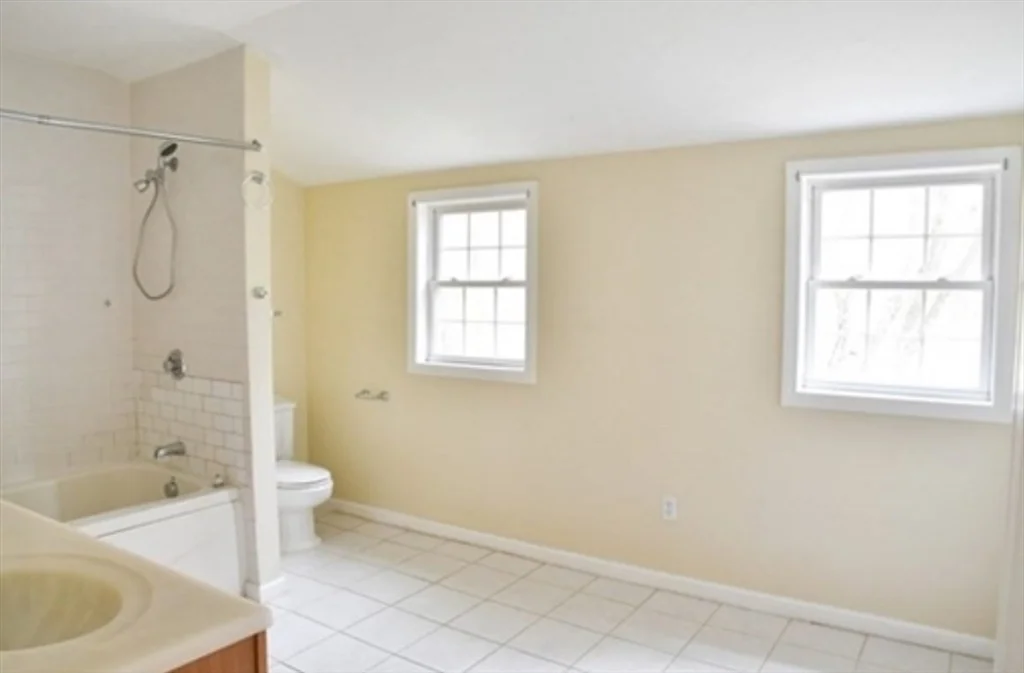 19 Collins Rd, Northborough