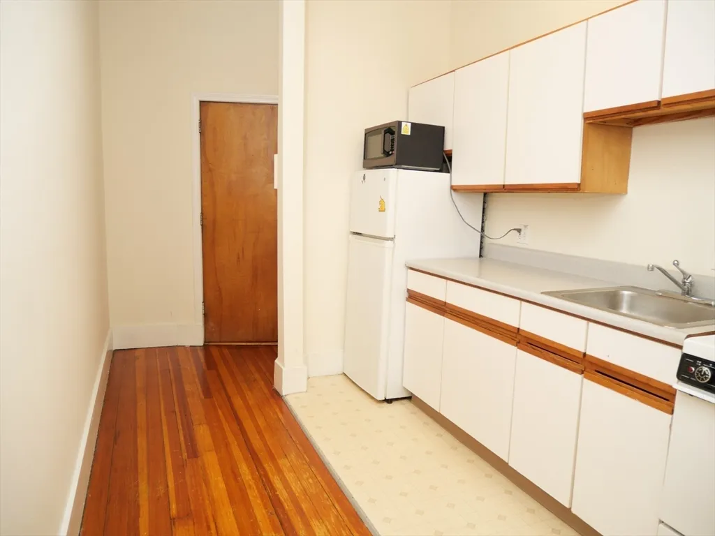 1382 Beacon St, North Brookline