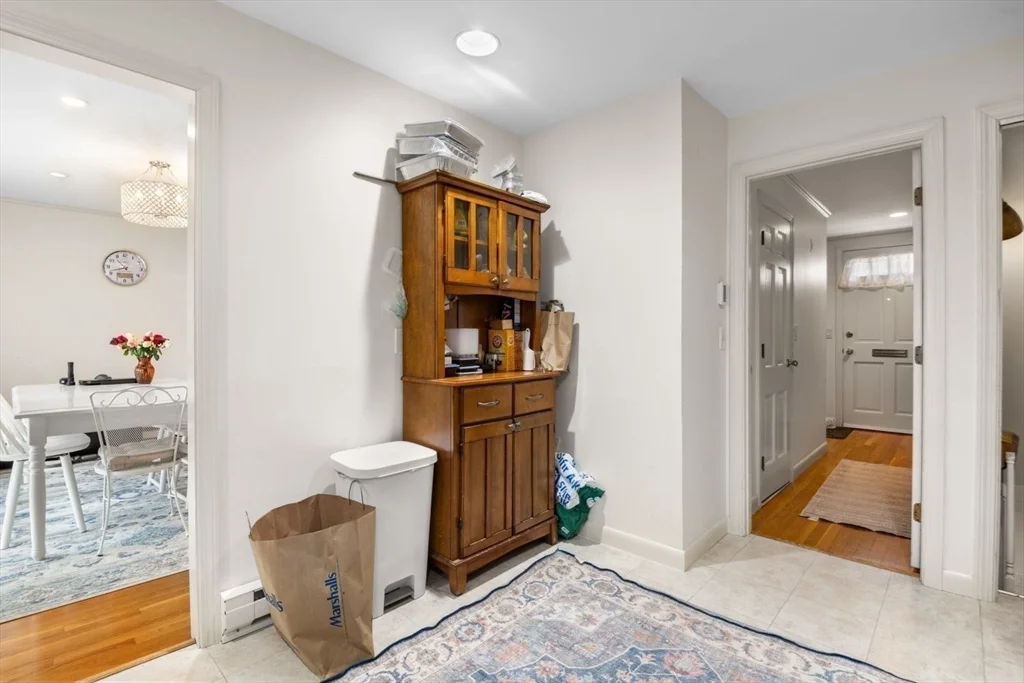 9 Town House Dr, Newtonville