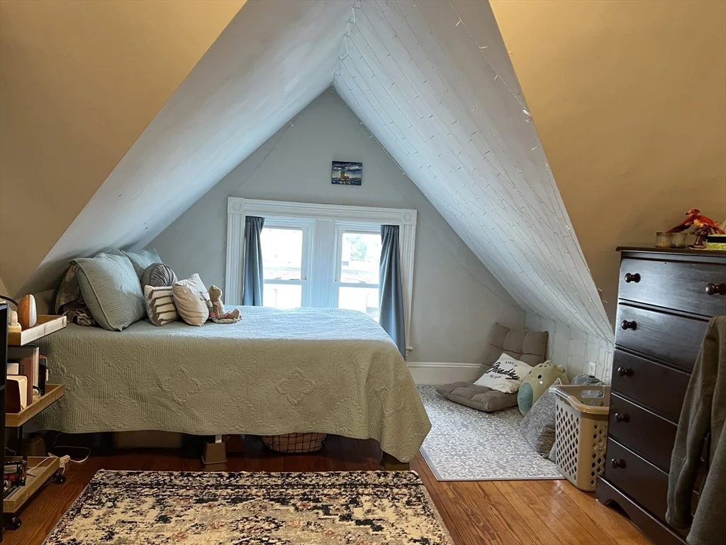 812 Moody St, South Side