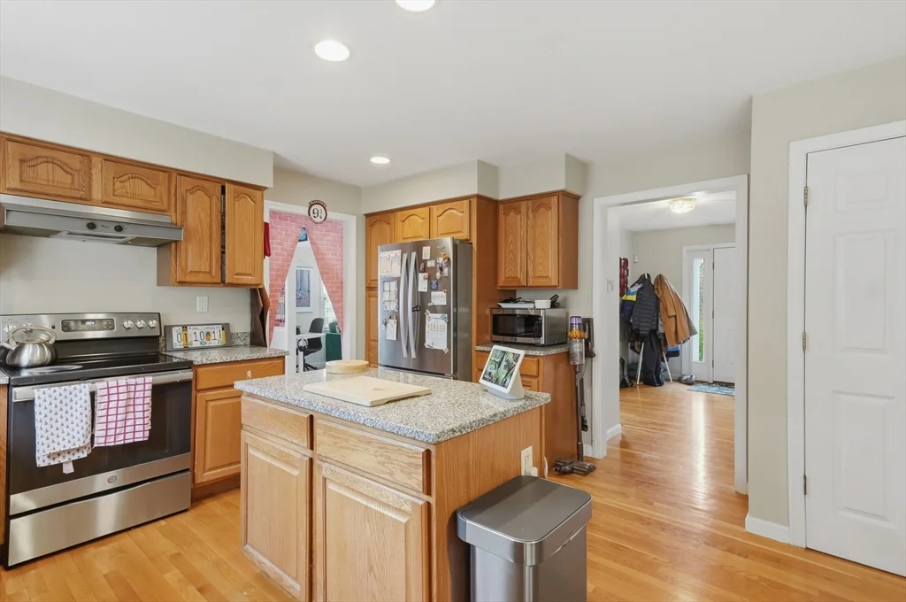 11 Roseanna Park Dr, Waltham